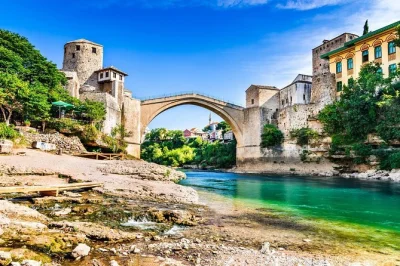 Descubre el puente emblemático de mostar, prueba la comida callejera bosnia y refréscate en la cascada kravica en una excursión desde split o trogir. incluye guía y recogida.