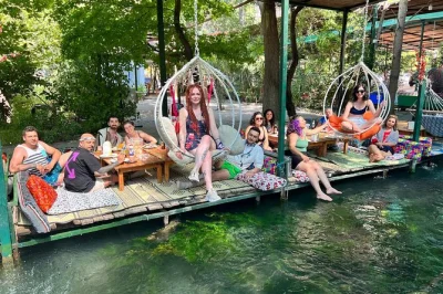 Descubre el lado salvaje de los montes tauro en un safari desde kas o kalkan, con batalla de agua, almuerzo local y paseos por la garganta de saklikent y la cascada gizlikent.