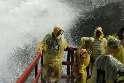 Erlebe die niagara fälle hautnah bei der maid of the mist bootstour, genieße die aussicht vom skylon tower und überquere die grenze mit einem lokalen guide – inklusive hoteltransfer und eintritt.