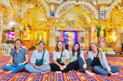 Siente el ritmo de kampala con guías locales: recorre el mercado nakasero, sube al minarete de la mezquita y descubre historias mientras pruebas comida callejera. salidas diarias flexibles y agua inc