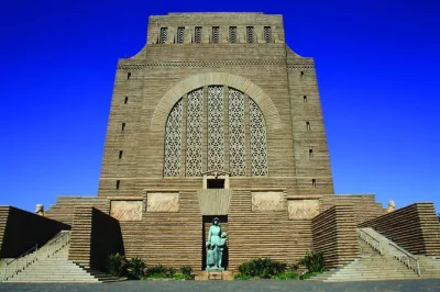 Erlebe pretoria ab johannesburg oder pretoria mit hoteltransfer, besuche voortrekker monument, kruger museum und schlendere durch die gärten der union buildings.