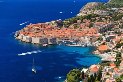 Descubre las calles medievales de dubrovnik en una excursión desde split o trogir, con paseo guiado por el casco antiguo, ruta costera y tiempo libre. incluye recogida.