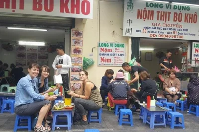 Entdecke hanoi bei einer street food tour im old quarter. probiere lokale spezialitäten, genieße tee am straßenrand und erfahre spannende geschichten vom guide. inklusive hotelabholung.