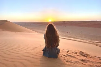 Découvrez les dunes de wahiba sands, nagez dans les eaux turquoise de wadi bani khalid et savourez un déjeuner traditionnel. prise en charge à muscat avec guide local inclus.