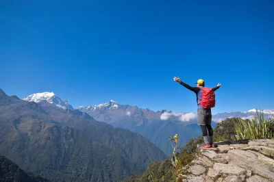 Empieza tu caminata por el camino inca desde cusco, recorre senderos ancestrales con guías expertos, disfruta comidas calientes preparadas por un chef en el campamento y llega a machu picchu por la p
