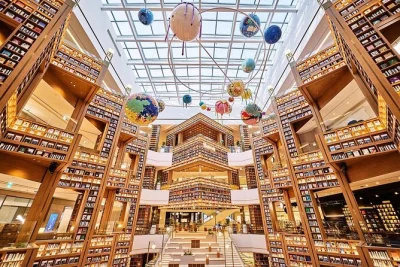 Entdecke die suwon hwaseong festung, schlendere durch die beeindruckende starfield library und genieße weinverkostung in der gwangmyeong höhle. abholung in seoul inklusive, mit englischsprachigem gu