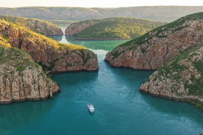 Parti all’alba da broome per una crociera di un giorno nel kimberley, ammira da vicino le horizontal falls, gusta un pranzo di pesce in 7 portate e torna con storie indimenticabili.