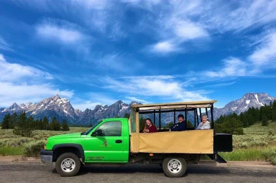Erlebe grand tetons wildnis bei sonnenauf- oder -untergang mit kleinem guide-team, offenem oder beheiztem fahrzeug. inkl. snacks, fernglas & hoteltransfer.