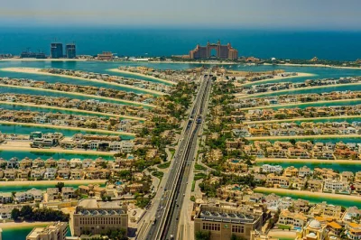 Découvrez les contrastes de dubai avec l’accès à the view at the palm, balade en monorail, aquarium lost chambers, bluewaters island et visites guidées. transfert inclus.