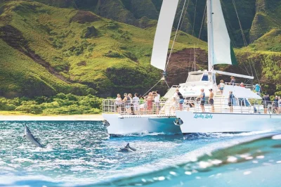 Starte deinen tag auf kauai mit einer na pali coast bootstour, schnorcheln, einem insel-mittagessen und lokalen drinks – inklusive ausrüstung, erfahrenem team und viel spaß.