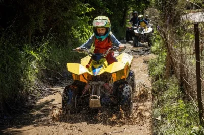 Queenstown, quad per bambini e genitori su piste dedicate con guida locale, attrezzatura di sicurezza, trasferimenti e foto incluse.