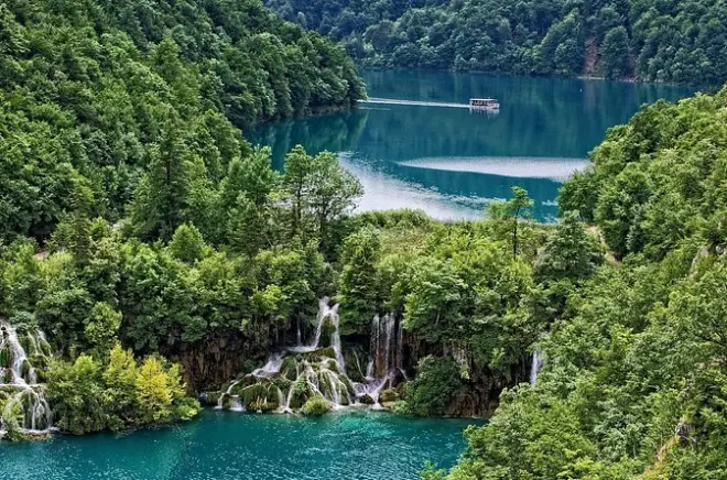 Plitvice Lakes day tour from Zadar: Panoramic boat ride included