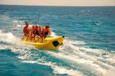 Nada con delfines salvajes, explora los arrecifes del mar rojo y disfruta de paseos en banana boat en hurghada con almuerzo, recogida en hotel y guías locales.