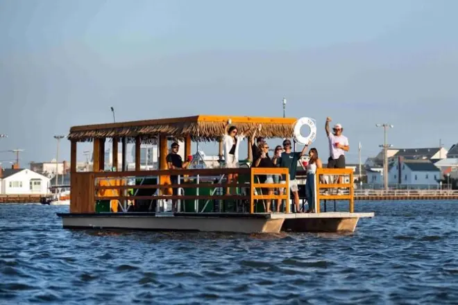 Tybee Island tiki boat: Delfini e fari