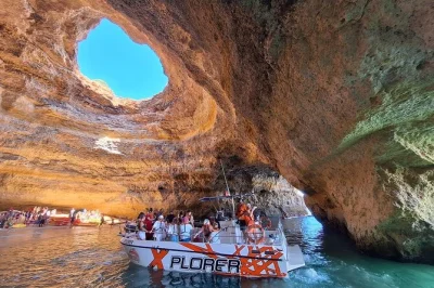 Siente la brisa del océano mientras ves delfines y navegas hasta la cueva de benagil en el algarve, con guía en vivo y parada para nadar en playas escondidas.