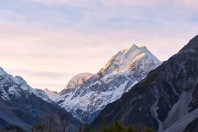Explore a beleza selvagem de mt cook em um passeio de um dia saindo de queenstown. caminhe, relaxe ou voe sobre geleiras, com paradas locais e transporte incluso.