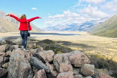 Sinta o frio do glaciar tasman, prove salmão fresco e explore as margens azuis do lago pukaki neste passeio em grupo pequeno saindo de queenstown, com lanches e guia local.
