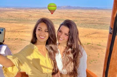 Schwebe über marrakeschs palmenoase in einem privaten ballonkorb, genieße minztee in der luft und ein frühstück nach der landung. inklusive hoteltransfer und flugzertifikat.