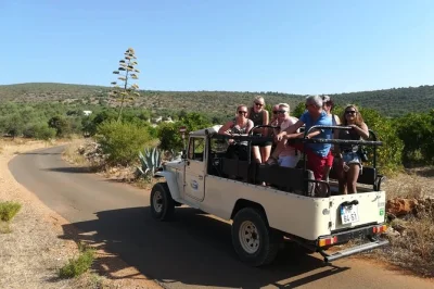 Descubre el algarve rural en un safari en jeep de día completo con baño en río, degustación en granja y comida tradicional. incluye recogida en hotel, guía y traslados.