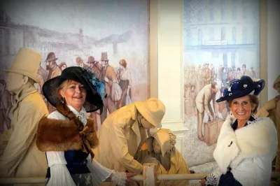 Entra nella storica stazione ferroviaria vittoriana di cobh, scopri le storie dell’emigrazione irlandese, i legami con titanic e lusitania, e visita con una guida locale. include ingresso salta-fila