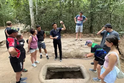 Erlebe die geschichte unter deinen füßen bei den cu chi tunneln nahe ho-chi-minh-stadt. inklusive abholung, eintritt und wasser für einen entspannten tagesausflug.