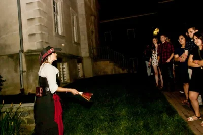 Siente el misterio de nueva orleans en un recorrido nocturno por bares embrujados del french quarter. historias, espíritus y bares históricos con guía local—solo para mayores de 21.