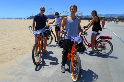 Erlebe die frische meeresbrise auf einer e-bike-tour von santa monica bis venice beach. entdecke kanäle, piers und promenaden entspannt mit guide in kleiner gruppe.