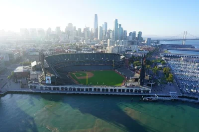 Découvrez oracle park à san francisco avec une visite exclusive des coulisses, accès au dugout, vue depuis la presse et guide local—adaptée à tous les âges.