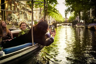 Découvrez amsterdam depuis un bateau privé, savourez des boissons et écoutez des histoires locales en glissant au cœur historique de la ville. guide en direct et dépose flexible inclus.
