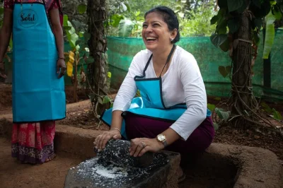 Descubre la cocina de una familia goana en la isla chorao, aprende recetas únicas con locales, recorre la plantación y disfruta un almuerzo casero con guía incluido.