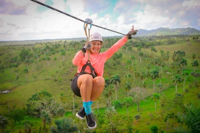 Sinta a adrenalina em 8 ziplines e uma ponte suspensa na hacienda tuko, punta cana, com transfer do hotel, frutas frescas e água inclusos.
