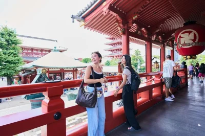 Explore asakusa em tokyo com guia local, prove comidas de rua perto do templo senso-ji, conheça lojas do período edo e termine em supermercado típico. acessível para cadeirantes.