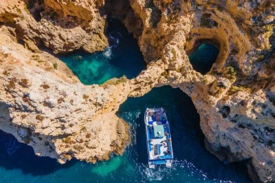 Descubra a costa de lagos até ponta da piedade, com paradas para nadar em baías protegidas, guia local e comentários ao vivo. embarque fácil e confortável.