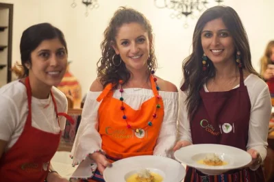 Descubre el mercado san pedro en cusco y aprende a cocinar un menú peruano de cuatro tiempos con un chef local. incluye ingredientes y guía paso a paso.