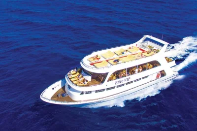 Disfruta un crucero de 4 cubiertas desde hurghada con snorkel guiado, almuerzo bbq de mariscos frescos y bebidas ilimitadas—incluye recogida y equipo.