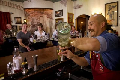 Erlebe savannas 1920er speakeasy bei einem cocktailkurs mit preisgekrönten barkeepern. mixe, koste und hab spaß im congress street up – inklusive drinks.