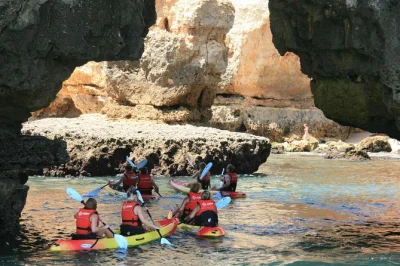 Erlebe die frische meeresbrise beim kajakfahren durch die grotten von lagos’ ponta da piedade. entdecke felsbögen & versteckte strände mit erfahrenen guides. inklusive wasser, sicherheitsboot & au