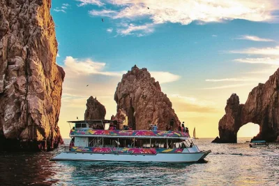 Erlebe cabo san lucas mit stadtführung, tequila-verkostung und sonnenuntergangs-dinner auf dem katamaran. inklusive abholung, open bar, buffet und lokalem guide für einen entspannten abend.
