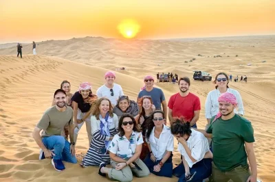 Siente la emoción del dune bashing en las dunas rojas de dubái, monta en camello al atardecer y relájate en un campamento con cena y shows en vivo. incluye recogida y todos los gastos.