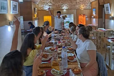Erkunde mouraria und die altstadt lissabons mit 12 leckeren kostproben, kirschlikör und wein. kleine gruppe, getränke inklusive, keine treppen.