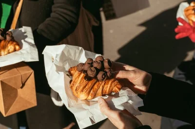 Wake up in paris with a morning food tour—taste the city’s best croissants, artisan baguettes, and bean-to-bar chocolate, all with a local guide and breakfast included.