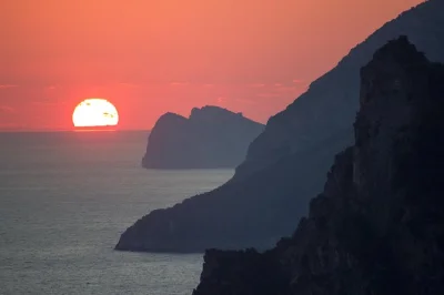 Scopri la costiera amalfitana al tramonto con una crociera privata da positano. nuota, gusta un prosecco e rilassati con il tuo capitano. include bevande, asciugamani e attrezzatura snorkeling.