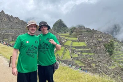 Descubre machu picchu en un día desde cusco con tren, tour guiado por la ciudadela y almuerzo local. incluye recogida en hotel y todos los tickets para un viaje sin complicaciones.