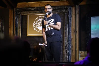 Disfruta del mejor stand up en southbank londres con shows todas las noches, chupito gratis de lunes a jueves y acceso para sillas de ruedas. reserva ya y ríe sin parar.