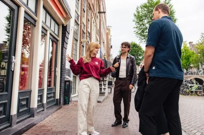 Plongez dans le quartier rouge d’amsterdam avec une visite à pied engagée, découvrez le travail du sexe, l’histoire locale et la culture des coffeeshops. guide en en/de/it/es inclus.
