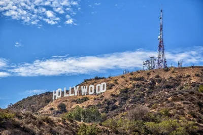 Erlebe hollywoods flair, schlendere am venice beach und entdecke la’s filmspots bei einem entspannten tagesausflug ab anaheim mit hotelabholung und flexiblem rücktransfer.