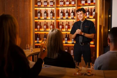 Descubre la historia de dewar’s en la destilería de aberfeldy con un tour guiado, visita al almacén y cata de whisky. incluye acceso al museo y parking gratuito.