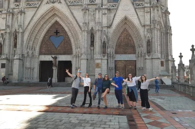 Scopri il centro storico di quito con una guida locale, assaggia snack di strada, visita la basilica e le chiese d’oro, e ricevi consigli esclusivi per esplorare l’ecuador dopo il tour.