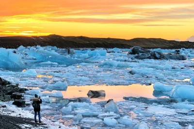 Descubre la laguna glaciar jökulsárlón, pasea por la arena negra de playa diamante y admira cascadas en esta excursión por la costa sur desde reykjavik con recogida incluida.
