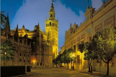 Erlebe den alcázar, die kathedrale und den giralda-turm in sevilla bei einer privaten tour mit tickets. schlendere durch santa cruz mit einem lokalen guide und optionalen tapas.